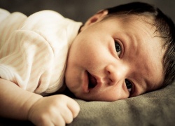 Новорожденный спит с открытыми глазами